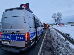 Zdjęcie przedstawia: policyjny radiowóz podczas czynności na miejscu zdarzenia.