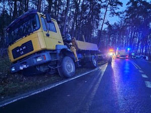 Zdjęcie. Samochód ciężarowy z przyczepą w rowie.