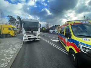 Zdjęcie przedstawia karetkę pogotowia oraz samochód ciężarowy.