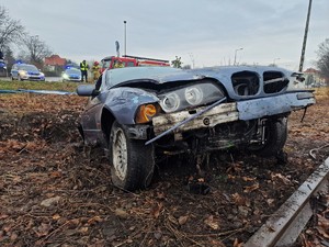 Zdjęcie przedstawia: uszkodzony samochód.