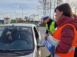 Zdjęcie przedstawia: pogadankę z kierowcą samochodu osobowego.