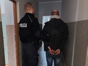 Zdjęcie przedstawia: umundurowanego policjanta wraz z zatrzymanym mężczyzną.