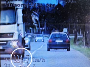 Zdjęcie przedstawia pomiar samochodu osobowego na drodze.