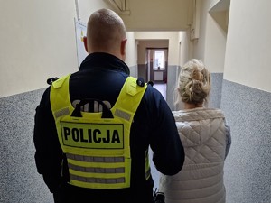 Zdjęcie przedstawia policjanta z zatrzymaną kobietą.