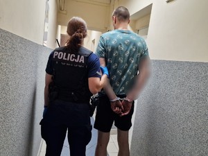 Zdjęcie przedstawia: policjantkę z zatrzymanym mężczyzną.