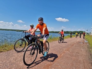 Zdjęcie przedstawia grupę ludzi jadących na rowerach.