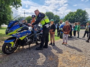 Zdjęcie przedstawia: grupę dzieci przy policyjnych motocyklach.