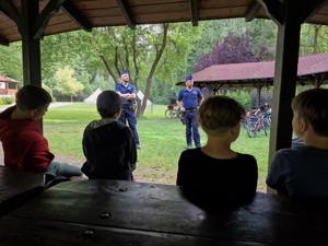 Zdjęcie przedstawia: dwóch policjantów podczas pogadanki.