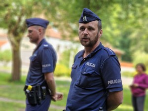 Zdjęcie przedstawia: umundurowanego policjanta.