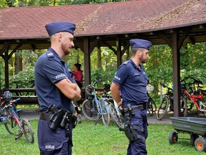 Zdjęcie przedstawia: dwóch policjantów.