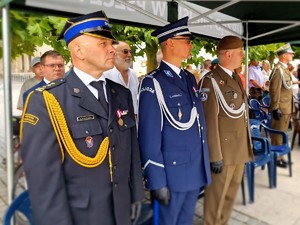 Zdjęcie przedstawia komendanta straży pożarnej, pszczyńskiej komendy Policji i żołnierza.