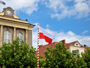 Zdjęcie przedstawia flagę Polski.