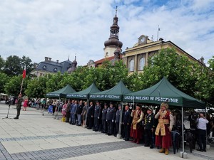 Zdjęcie przedstawia uczestników uroczystości.