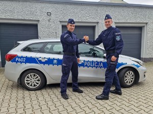 Zdjęcie przedstawia: dwóch umundurowanych policjantów.