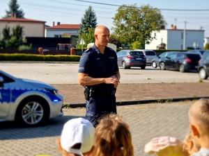 Zdjęcie przedstawia: umundurowanego policjanta