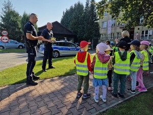 Zdjęcie przedstawia: dwóch mundurowych podczas pogadanki z dziećmi.