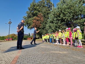 Zdjęcie przedstawia: policjantów i dzieci podczas pogadanki.