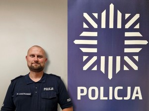 Zdjęcie przedstawia: umundurowanego policjanta.