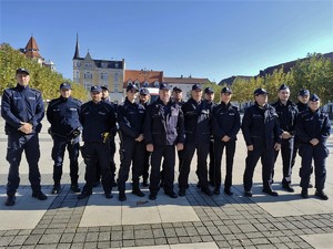 Zdjęcie grupowe umundurowanych policjantów