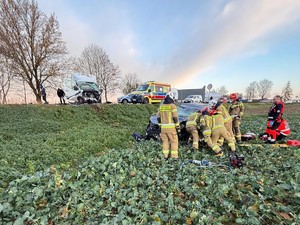 Zdjęcie przedstawia: miejsce zdarzenia drogowego. Strażacy udzielają pomocy.