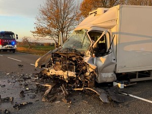 Zdjęcie przedstawia: uszkodzony samochód po zdarzeniu drogowym.