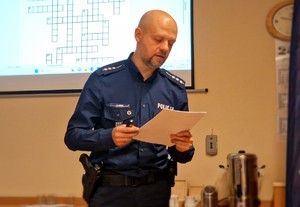 Zdjęcie przedstawia: umundurowanego policjanta.