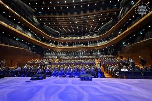 Na zdjęciu widownia, na niej goście i widok na scenę