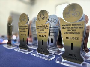 Zdjęcie przedstawia: statuetki podpisane "gminny turniej bezpieczeństwa ruchu drogowego Wisła mała 2025"
