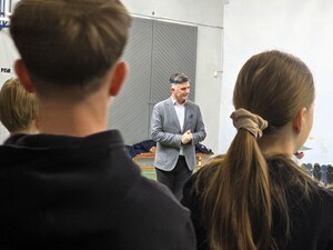 Zdjęcie przedstawia: mężczyznę przemawiającego do dzieci