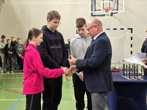 Zdjęcie przedstawia: burmistrza Pszczyny Dariusza Skrobol gratulującego laureatom