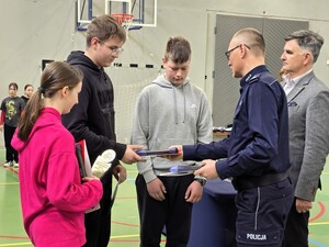 Zdjęcie przedstawia: inspektora Grzegorza Bonalskiego wręczającego nagrody laureatom