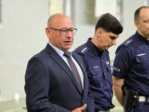 Zdjęcie przedstawia: burmistrza Pszczyny przemawiającego do uczniów