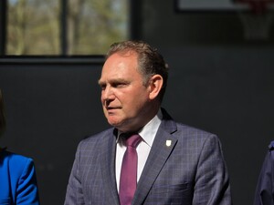 Zdjęcie przedstawia: Wicestarostę Damiana Cieszewskiego