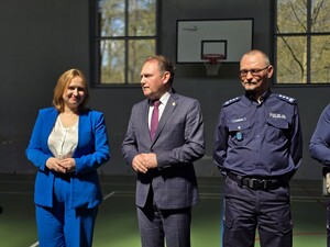 Zdjęcie przedstawia: (od lewej) Zastępcę burmistrza Magdalenę Czarnecką, wicestarostę Damiana Cieszewskiego oraz inspektora Grzegorza Bonalskiego