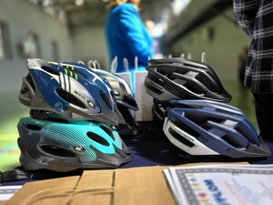 Zdjęcie przedstawia: kaski rowerowe
