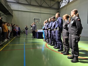 Zdjęcie przedstawia: uczniów klasy mundurowej oraz funkcjonariuszy policji stojących naprzeciw uczestników konkursu