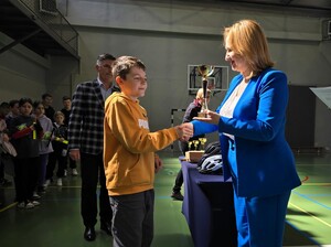 Zdjęcie przedstawia: wręczanie nagrody przez zastępcę burmistrza Magdalenę Czarnecką