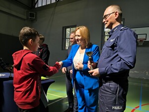 Zdjęcie przedstawia: wręczanie nagrody przez zastępcę burmistrza Magdalenę Czarnecką oraz inspektora Grzegorza Bonalskiego