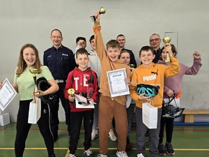 Zdjęcie przedstawia: laureatów konkursu z nagrodami