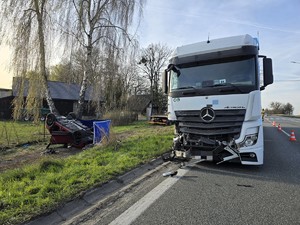 Zdjęcie przedstawia: rozbity TIR oraz dachujący pojazd osobowy leżący na poboczu