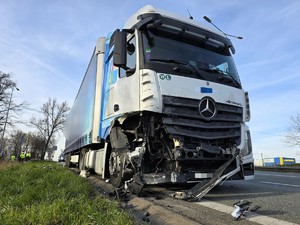 Zdjęcie przedstawia: uszkodzone prawe przednie nadkole i reflektor TIRa