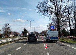 Zdjęcie przedstawia: pojazd policyjny wyłączający pas ruchu