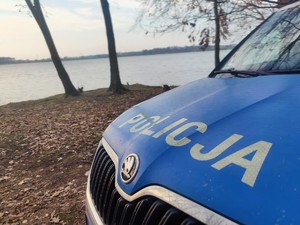 Zdjęcie przedstawia: maska radiowozu policyjnego.