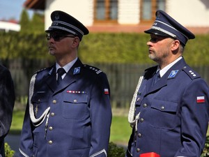 Zdjęcie przedstawia: Dwóch umundurowanych policjantów.