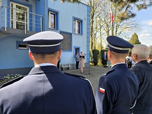 Zdjęcie przedstawia: Uczestników wydarzenia słuchających przemówienia.