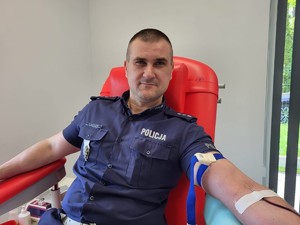 Zdjęcie przedstawia umundurowanego policjanta oddającego krew.