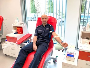 Zdjęcie przedstawia umundurowanego policjanta oddającego krew.