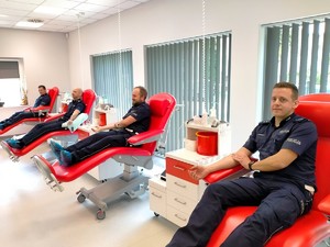 Zdjęcie przedstawia czterech, umundurowanych policjantaów oddających krew.