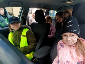 Zdjęcie przedstawia: dzieci w samochodzie.