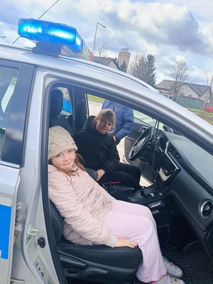 Zdjęcie przedstawia: dwie dziewczynki w radiozwozie.